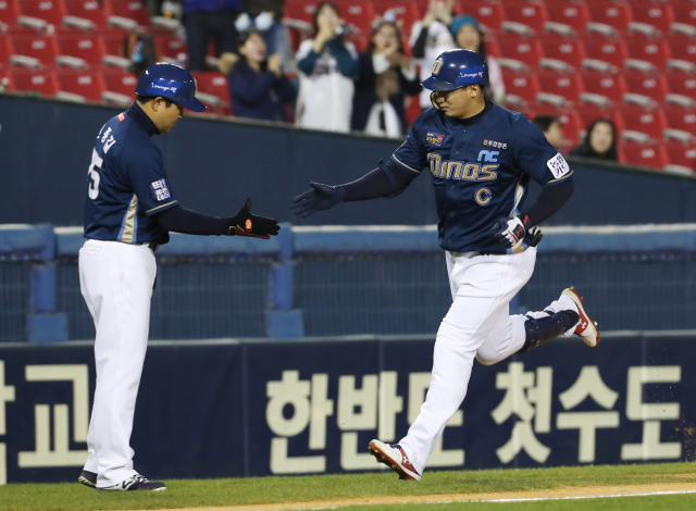 5일 서울 잠실야구장에서 열린 프로야구 두산과 NC의 경기. 3회초 무사 상황에서 NC 나성범이 솔로홈런을 친 뒤 홈을 향해 달리고 있다. 연합뉴스