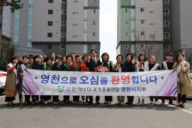 (사)한자녀더갖기운동연합 영천시지회는 8일 영천으로 이사를 온 김장주 전 경북도 행정부지사를 찾아 환영 인사를 전했다. 김 전 부지사는 부인 및 초등학생 막둥이(9세)를 데리고 이날 영천으로 귀향했다. 한자녀더갖기운동연합 영천시지회 제공