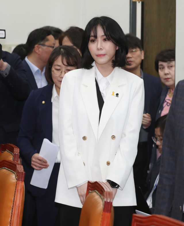 배우 고(故) 장자연 씨를 둘러싼 성접대 강요 사건에 대한 증언을 이어가고 있는 동료 배우 윤지오 씨(흰색 상의)가 8일 오전 국회 본청에서 문화체육관광위원회 소속의원 등과 간담회를 하기위해 간담회장으로 들어오고 있다. 연합뉴스