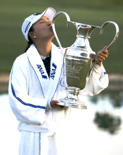 8일 LPGA 메이저 대회 ANA 인스퍼레이션에서 우승한 고진영이 우승컵에 입마추고 있다. AP연합뉴스