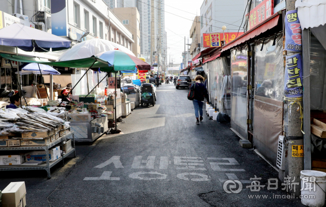 대구 서문시장 건어물 골목잠정지역(큰장로26안길~큰장로26길 사이) 에 소방도로 확장공사가 예정돼 노점 상인들이 생계 불안을 호소하고 있다. 김영진 기자 kyjmaeil@imaeil.com