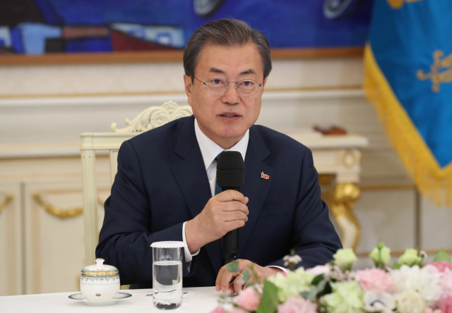 문재인 대통령이 8일 오후 청와대에서 임명식을 마친 신임 장관들과 환담하고 있다. 연합뉴스
