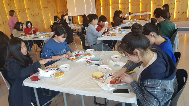 장산중학교 학생들의 직업진로체험.