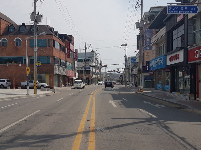 상주시내 주요네거리 중 유일하게 세방향 이상 좌회전이 29년간이나 금지됐던 제일은행네거리가 17일부터 좌회전이 네방향 모두 전면 허용된다. 고도현 기자