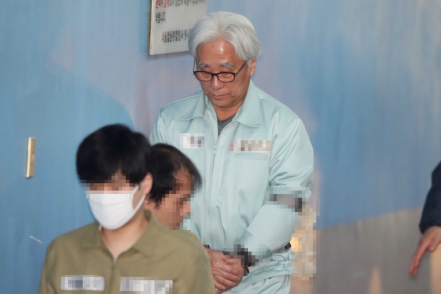 극단원 상습성폭력 혐의를 받는 이윤택 전 연희단거리패 예술감독이 9일 오전 서울 서초구 서울고등법원에서 열린 항소심 선고공판에 출석하며 호송차에서 내려 법정으로 향하고 있다. 연합뉴스