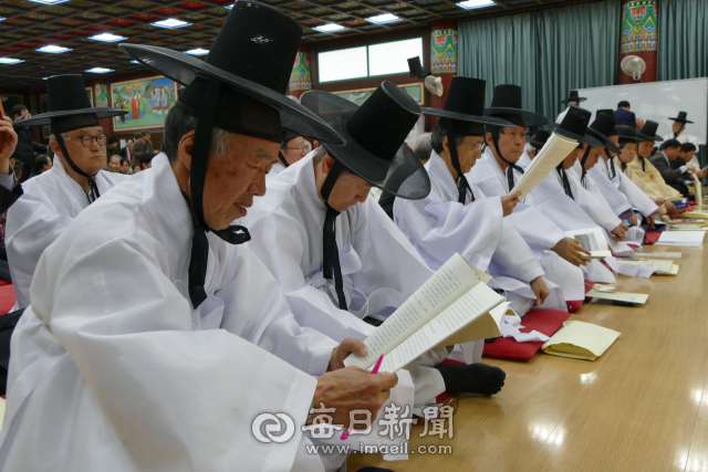 9일 서울 봉은사에서 열린 퇴계선생 마지막 귀향길 450주년 재현행사에 전국에서 모인 유림들이 참석했다. 김영진 기자