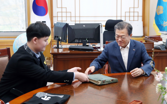 문재인 대통령이 지난 8일 청와대 여민1관 집무실에서 