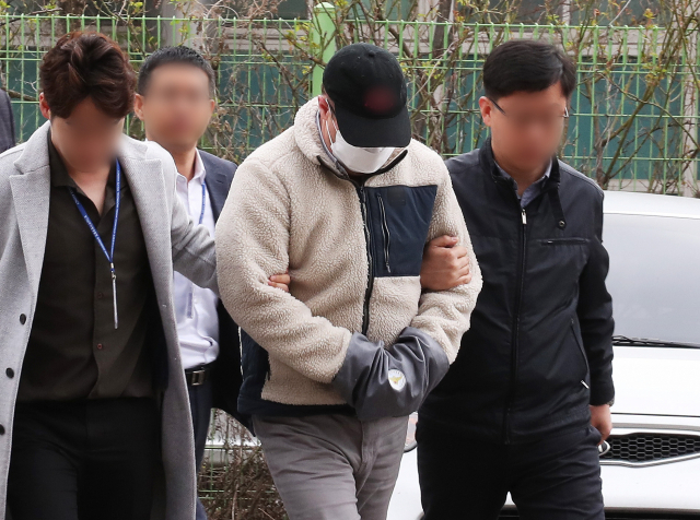 지난 8일 마약류 관리에 관한 법률 위반 혐의로 체포된 방송인 하일(미국명 로버트 할리) 씨가 9일 오전 경기도 수원시 경기남부지방경찰청에 조사를 받기 위해 압송되고 있다. 연합뉴스
