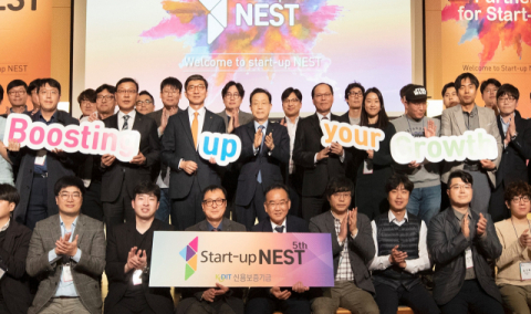 윤대희 신용보증기금 이사장(뒷줄 가운데)이 9일 서울 페럼타워에서 열린 