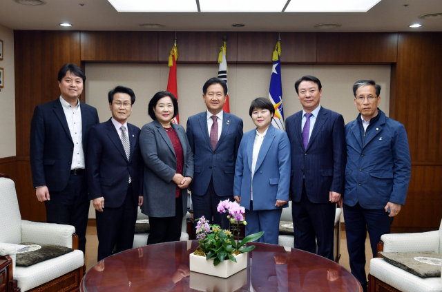 대구 동구의회 대구공항 통합이전 추진 특별위원회가 지난 8일 국방부를 방문해 서주석(가운데) 차관에게 빠른 공항 이전을 촉구하는 주민들의 요구를 전달했다. 대구 동구의회 제공