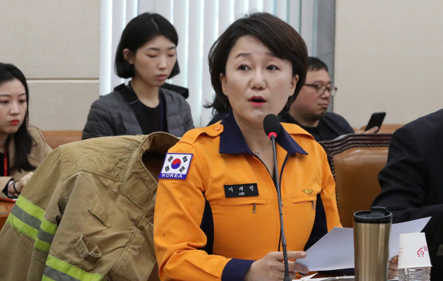 더불어민주당 이재정 의원이 9일 국회에서 열린 행정안전위원회 전체회의에 소방복을 입고 참석, 정문호 소방청장에게 질의하고 있다. 연합뉴스