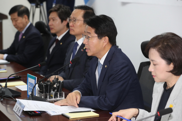 9일 오전 국회 의원회관에서 고교 무상교육 시행 방안을 논의하기 위해 열린 당·정·청 협의에서 더불어민주당 조정식 정책위의장이 발언하고 있다. 연합뉴스