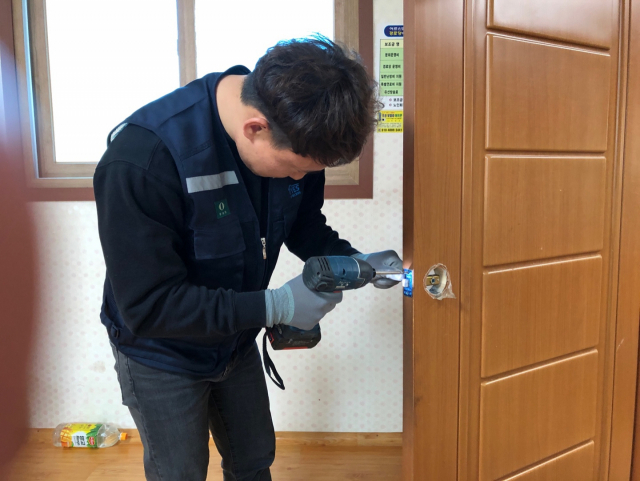 9일 상주 예스코리아의 한 직원이 함창읍의 한 경로당에서 고장난 문 손잡이를 교체하고 있다. 예스코리아 제공
