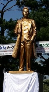 과천서울대공원에 조명하 의사 동상이 있다.