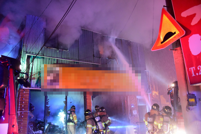 10일 오전 대구 중구 남산동 2층짜리 한 건물에서 불이나 소방관들이 진화작업을 벌이고 있다. 대구 중부소방서제공.