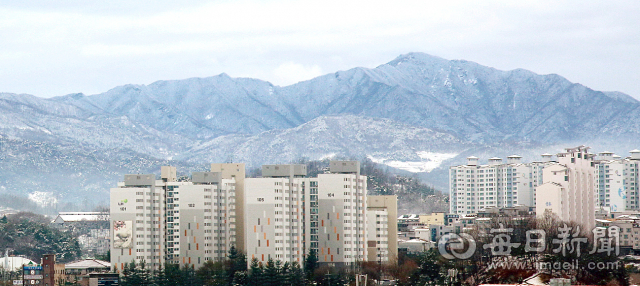 9일 내린 눈으로 4월 영주 소백산 자락이 겨울 정취를 자아내고 있다. 영주시 제공