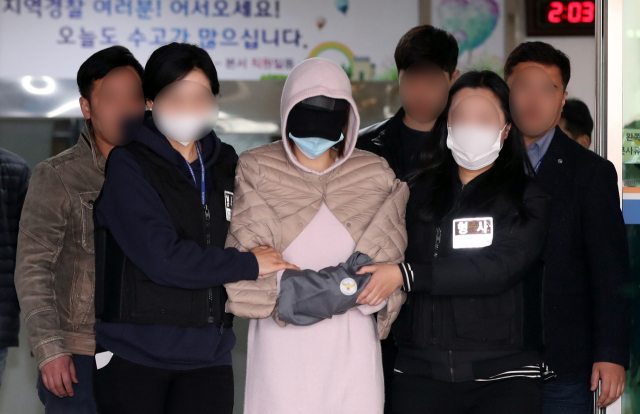 필로폰 등 마약을 투약한 혐의를 받는 남양유업 창업주의 외손녀 황하나(31) 씨가 6일 오후 구속 전 피의자 심문(영장실질심사)을 위해 경기도 수원시 수원남부경찰서를 나서고 있다. 연합뉴스