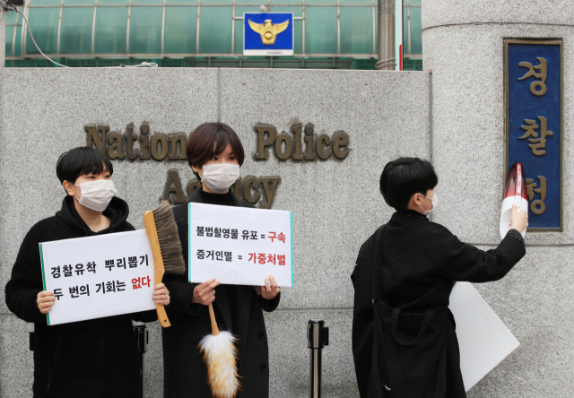9일 오전 서울 서대문구 미근동 경찰청 앞에서 여성단체 불꽃페미액션 회원들이 버닝썬 사태 비리경찰 영구파면 등을 촉구하며 퍼포먼스를 하고 있다. 연합뉴스
