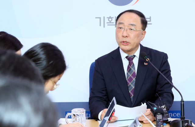홍남기 경제부총리가 10일 세종시 정부세종청사 기획재정부에서 열린 간담회에서 추경 규모 등 현안에 대해 이야기하고 있다. 연합뉴스