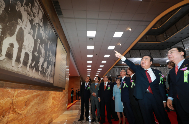 10일 국회 로텐더홀에서 열린 임시의정원 100주년 기념식 행사에서 문희상 국회의장, 이낙연 국무총리, 유남석 헌법재판소장, 김명수 대법원장, 임시의정원 요인 후손 등이 임시의정원 초대의원들의 사진 작품을 감상하고 있다. 연합뉴스