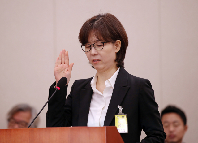 이미선 헌법재판관 후보자가 10일 오전 여의도 국회에서 열린 법제사법위원회 인사청문회에서 선서를 하고 있다. 연합뉴스