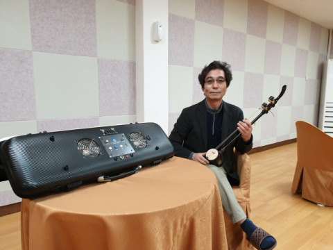 국내 최초로 전자 해금을 개발한 유재업 (주)카본플레이 대표. 박상구 기자