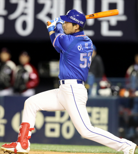 10일 서울 잠실구장에서 열린 2019 KBO리그 LG 트윈스와의 경기 7회 1사 1, 2루 상황에서 삼성 라이온즈 이학주가 2타점 3루타를 치고 있다. 삼성 라이온즈 제공