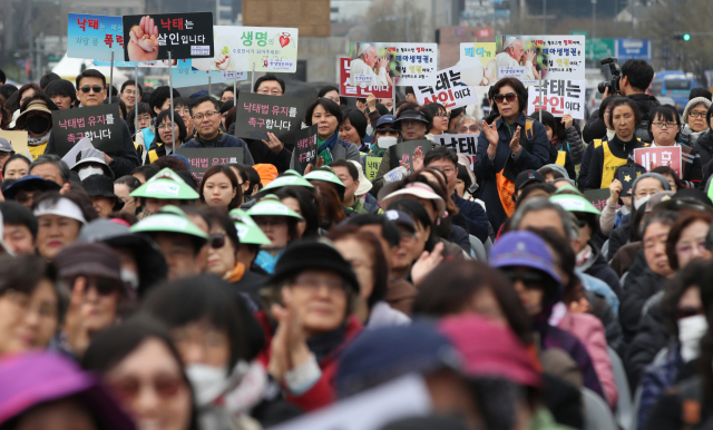 6일 서울 종로구 광화문광장에서 열린 낙태죄 폐지반대 생명대행진에서 참석자들이 손 팻말을 들고 있다. 연합뉴스