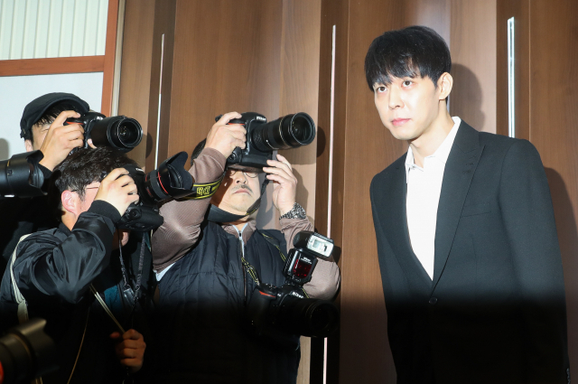 남양그룹 창업주 외손녀 황하나(31) 씨의 마약 투약 혐의와 연관 있는 연예인으로 지목된 가수 겸 배우 박유천이 10일 오후 서울 중구 프레스센터에서 열린 긴급 기자회견을 마친뒤 발걸음을 옮기고 있다. 연합뉴스