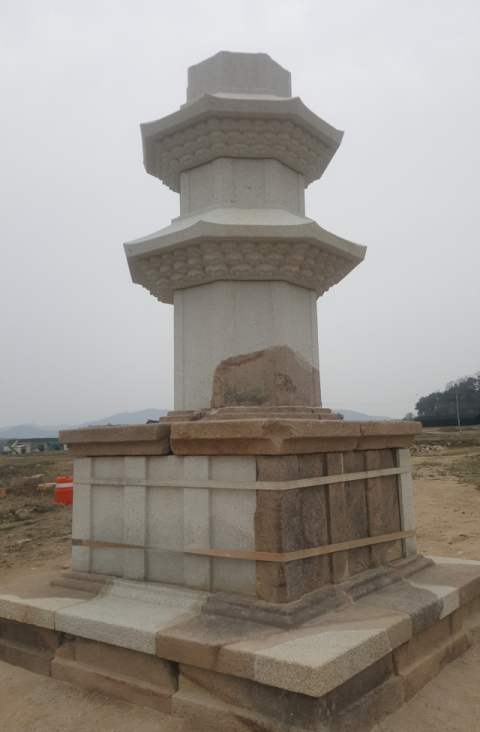 석탑 부재와 관련한 논란이 일어 복원 공사가 중단된 천관사지 3층석탑. 김도훈 기자