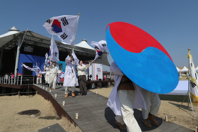 11일 경기도 파주시 임진각 평화누리공원에서 열린 대한민국 임시정부 수립 100주년 기념 행사에서 공연자들이 대형 태극문양과 태극기를 들고 이동하고 있다. 연합뉴스