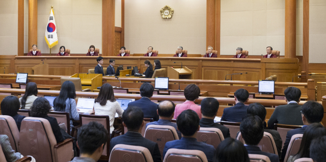 유남석 헌법재판소장 등 헌법재판관들이 11일 서울 재동 헌법재판소 대심판정에 착석하고 있다. 왼쪽부터 이영진, 이은애, 이선애, 서기석 헌법재판관, 유남석 헌재소장, 조용호, 이석태, 이종석, 김기영 헌법재판관. 연합뉴스