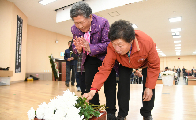 11일 거창군 종합사회복지관에서 거행된 제69주년 한국전쟁 민간인희생자 합동위령제와 추모식에서 희생자 유족이 헌화하고 있다.