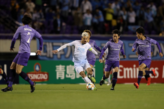 10일 일본 히로시마 육상경기장에서 열린 2019 AFC챔피언스리그(이하 ACL) 조별리그 F조 3차전 경기에서 세징야가 일본 선수들을 피해 드리블하고 있다. 대구FC 제공.