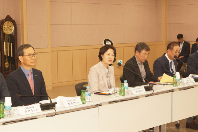 더불어민주당 추미애(왼쪽에서 두 번째) 혁신성장추진위원장이 11일 