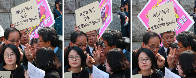 낙태죄폐지반대국민행동에 참여하고 있는 단체 집행부가 11일 오후 서울 종로구 재동 헌법재판소 앞에서 헌법불합치 선고 결정이 내려진 뒤 의견별 재판관 수를 확인하고 있다. 이날 헌법재판소는 낙태한 여성을 처벌하는 형법 제269조 1항과 낙태 수술을 한 의사를 처벌하는 형법 제270조 1항에 대해 각각 재판관 4명 헌법불합치, 3명 단순 위헌, 2명 합헌 의견으로 최종 헌법불합치 결정을 내렸다. 연합뉴스