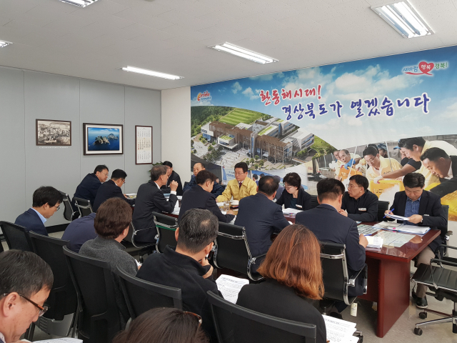 11일 열린 경북도 환동해지역본부 간부회의에서 직원들이 보고를 이어가고 있다. 경북도 제공