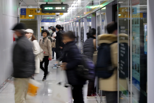 지하철로 출근하는 시민들 모습. 사진은 사건과 무관함. 연합뉴스