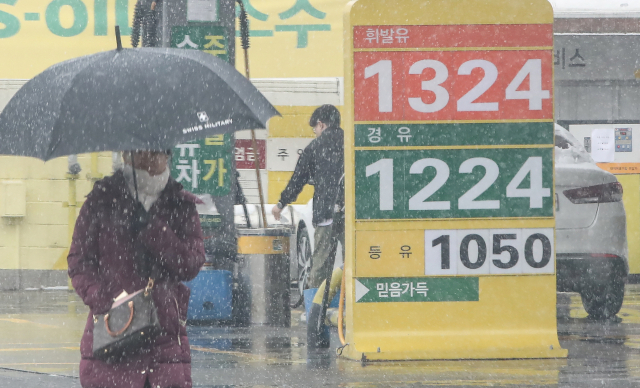 19일 서울 서대문의 한 주유소에서 한 운전자가 차량에 주유를 하고 있다. 업계와 한국석유공사 유가정보서비스 