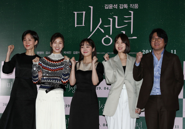 감독 겸 배우 김윤석(오른쪽부터), 박세진, 김혜준, 김소진, 염정아가 1일 오후 서울 광진구 롯데시네마 건대입구점에서 열린 영화 