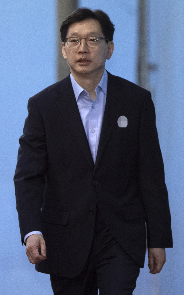 드루킹 댓글 조작에 가담한 혐의로 1심에서 실형을 선고 받고 법정 구속된 김경수 경남지사가 11일 오후 서초구 서울고등법원에서 열린 항소심 2회 공판이 끝나 후 호송차로 향하고 있다. 연합뉴스