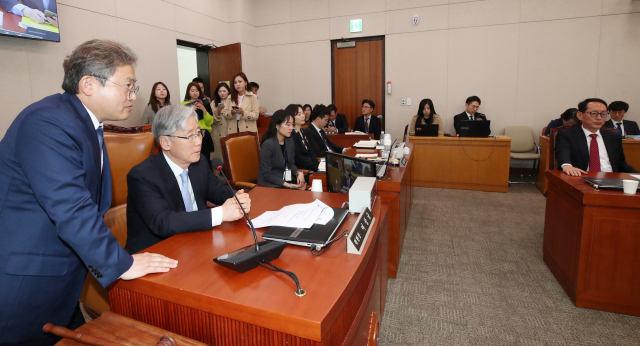 12일 오전 국회 법제사법위원회 전체회의에서 더불어민주당 간사인 송기헌 의원(왼쪽)과 자유한국당 간사인 김도읍 의원(오른쪽)이 어색한 표정을 짓고 있다. 이날 문형배 헌법재판소 헌법재판관 후보자에 대한 인사청문 경과보고서 채택을 논의할 계획이었지만, 여당인 더불어민주당의 불참으로 회의가 개의조차 하지 못했다. 민주당 소속 법사위원들이 문 후보자뿐만 아니라 이미선 헌법재판관 후보자에 대한 청문보고서도 함께 논의해야 한다며 회의 자체를 보이콧한 것이다. 연합뉴스