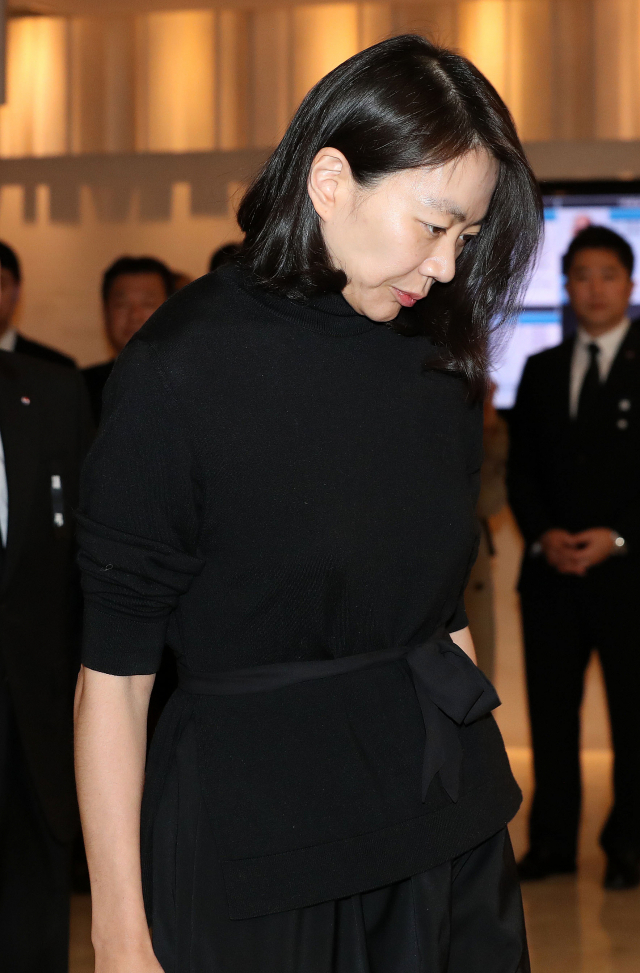 조현아 전 대한항공 부사장이 12일 서울 서대문구 신촌세브란스병원 장례식장에 마련된 고(故) 조양호 한진그룹 회장의 빈소로 들어서고 있다. 연합뉴스