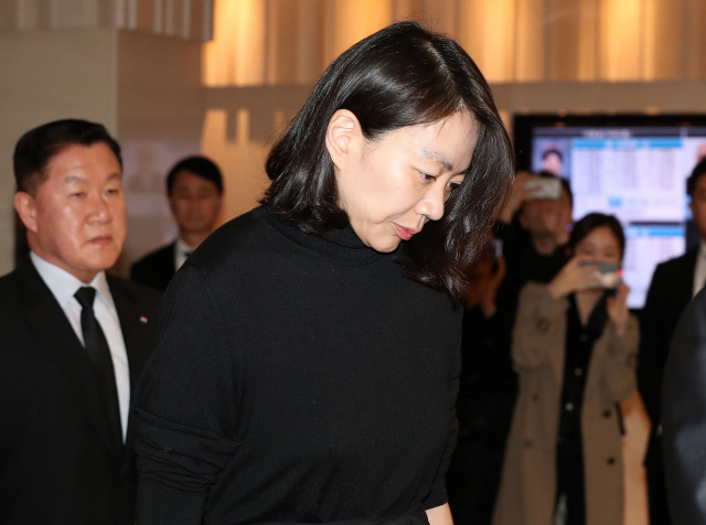 조현아 전 대한항공 부사장이 아버지인 고(故) 조양호 한진그룹 회장의 빈소로 들어서고 있다. 연합뉴스