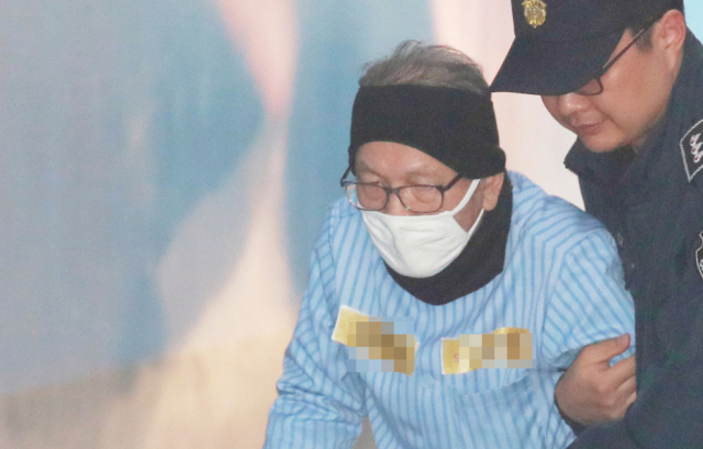 박근혜 정부의 불법 보수단체 지원(화이트리스트) 의혹으로 기소된 김기춘 전 청와대 비서실장이 12일 오후 서울 중앙지법에서 열린 항소심 선고 공판에 출석하고 있다. 연합뉴스