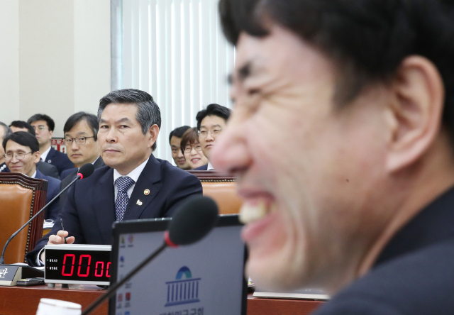 정경두 국방부 장관(왼쪽)이 28일 오전 열린 국회 국방위원회 전체회의에서 발언을 마친 바른미래당 하태경 의원을 바라보고 있다. 연합뉴스