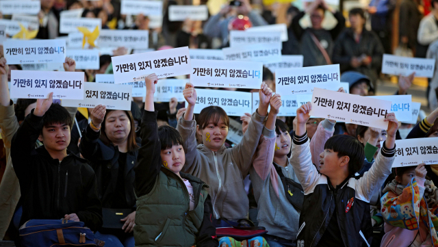 세월호 참사 5주기 대구시민대회가 13일 대구 동성로 광장에서 열린 가운데 참석 학생들이 피켓을 들고 희생자들을 추모하는 구호를 외치고 있다. 김영진 기자 kyjmaeil@imaeil.com