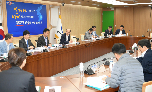 포항 도시재건 및 경제살리기 대책추진단 보고회에 참석한 경북도 간부 공무원들이 열띤 논의를 진행하고 있다. 경북도 제공