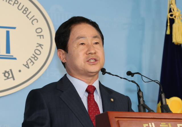 이미선 헌법재판관 후보자 인사청문위원인 자유한국당 주광덕 의원이 14일 오후 국회 정론관에서 열린 기자회견에서 이미선 후보자의 주식거래 문제점을 말하며 인사검증 총책임자인 조국 민정수석에게 맞짱토론을 제안하고 있다. 연합뉴스
