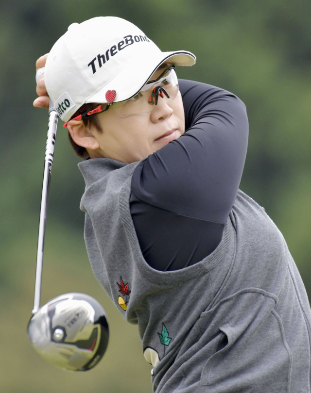 신지애가 일본여자프로골프(JLPGA) 투어 스튜디오 앨리스 레이디스오픈(총상금 6천만엔) 우승을 차지했다. 신지애는 14일 일본 효고현 미키시의 하나야시키 골프클럽(파72·6천316야드)에서 열린 대회 마지막 날 3라운드에서 버디 6개와 보기 3개로 3언더파 69타를 쳤다. 사진은 지난 2016년 우승한 히구치 히사코 미쓰비시 전기 레이디스 대회의 신지애 모습. 연합뉴스